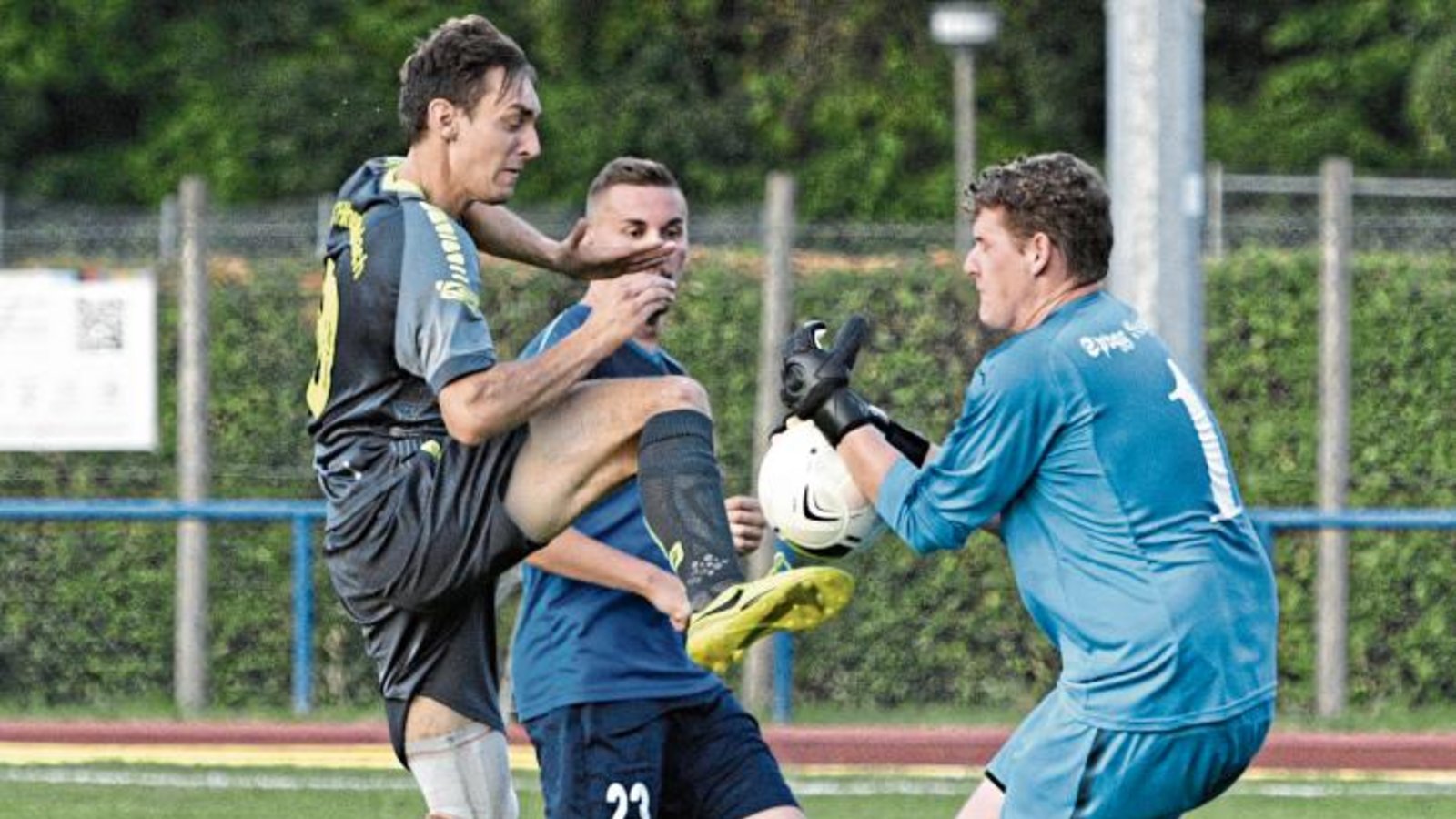 Besigheims Torwart Dominic Spiegler schnappt im letzten Moment den Ball vom Fuß von Mario Dierolf (links) von der SGM Hohenhaslach/Freudental.  Foto: Leitner