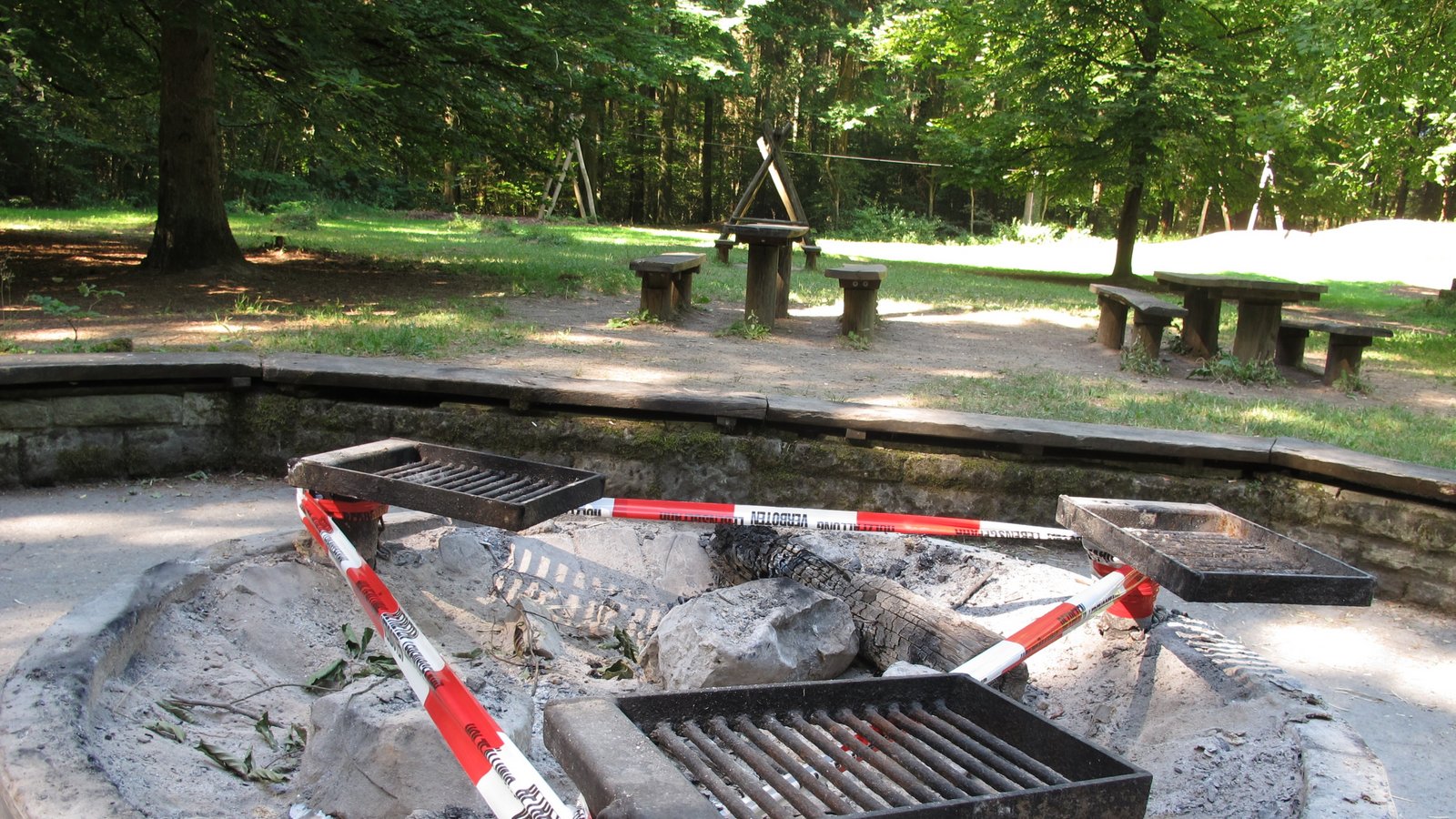 Die anhaltende Trockenheit sorgt auch in Sachsenheim für eine hohe Brandgefahr. Daher bittet die Stadt Sachsenheim alle Bürgerinnen und Bürger um erhöhte Vorsicht und Aufmerksamkeit. Wie auf der Homepage der Stadt zu lesen ist, ist wegen der derzeitigen Wetterlage das Grillen auf städtischen Waldspielplätzen und öffentlichen Grillplätzen ab sofort und bis auf Weiteres verboten. Die anhaltende Trockenheit sorgt auch in Sachsenheim für eine hohe Brandgefahr. Daher bittet die Stadt Sachsenheim alle Bürgerinnen und Bürger um erhöhte Vorsicht und Aufmerksamkeit. Wie auf der Homepage der Stadt zu lesen ist, ist wegen der derzeitigen Wetterlage das Grillen auf städtischen Waldspielplätzen und öffentlichen Grillplätzen ab sofort und bis auf Weiteres verboten.