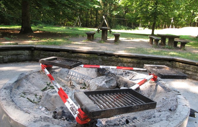 Die anhaltende Trockenheit sorgt auch in Sachsenheim für eine hohe Brandgefahr. Daher bittet die Stadt Sachsenheim alle Bürgerinnen und Bürger um erhöhte Vorsicht und Aufmerksamkeit. Wie auf der Homepage der Stadt zu lesen ist, ist wegen der derzeitigen Wetterlage das Grillen auf städtischen Waldspielplätzen und öffentlichen Grillplätzen ab sofort und bis auf Weiteres verboten.