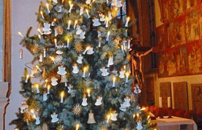 Das Ehepaar Rapp aus Nussdorf ist ganz begeistert vom Christbaum in der dortigen Kirche. Er stammt dieses Jahr aus dem Pfarrgarten und ist mit über 200 Gesangbuchengeln geschmückt.