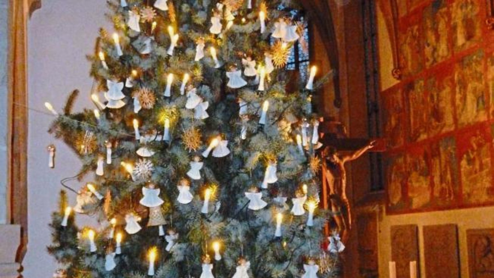 Das Ehepaar Rapp aus Nussdorf ist ganz begeistert vom Christbaum in der dortigen Kirche. Er stammt dieses Jahr aus dem Pfarrgarten und ist mit über 200 Gesangbuchengeln geschmückt. Das Ehepaar Rapp aus Nussdorf ist ganz begeistert vom Christbaum in der dortigen Kirche. Er stammt dieses Jahr aus dem Pfarrgarten und ist mit über 200 Gesangbuchengeln geschmückt.