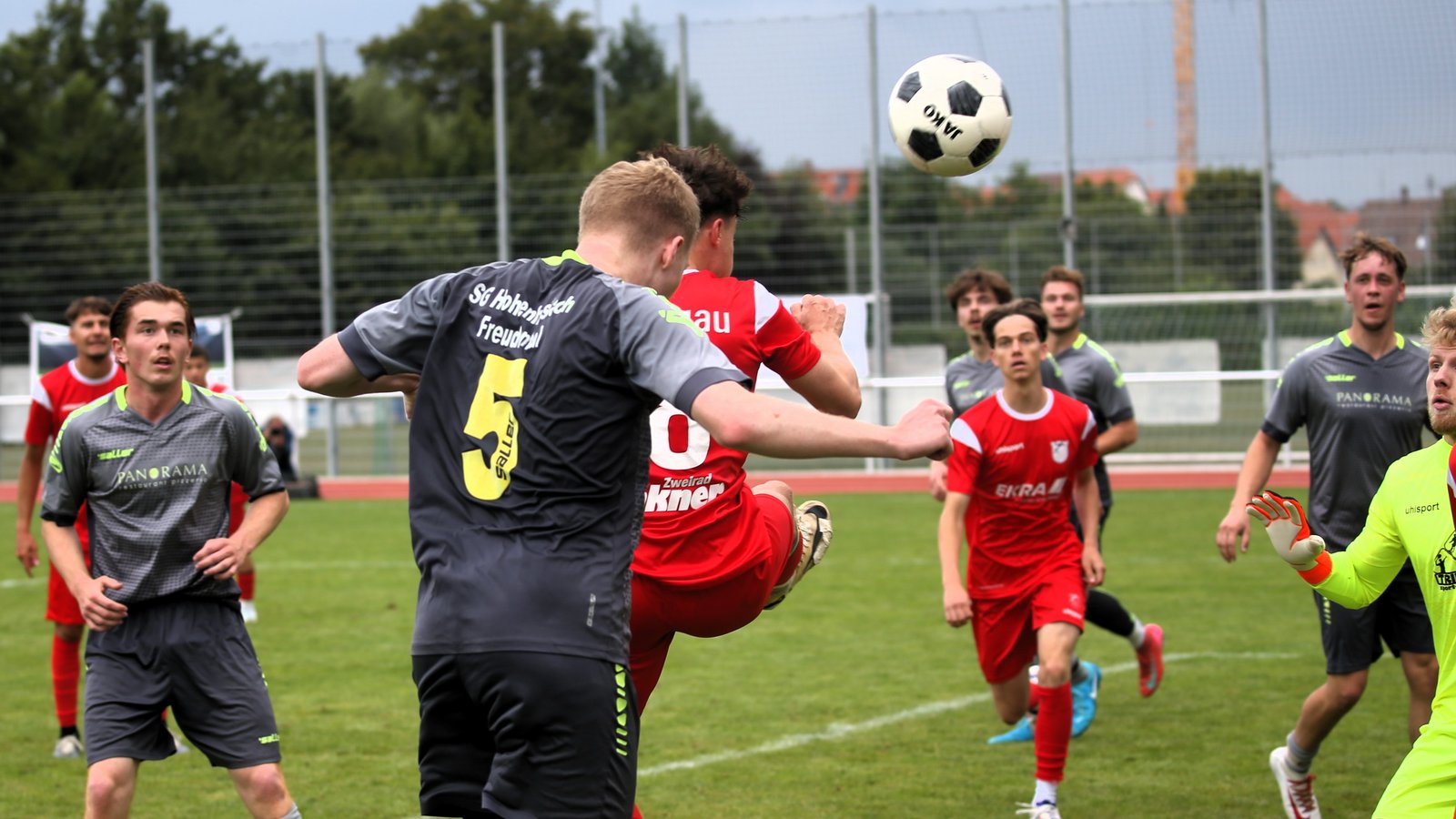 Marc Schuster (Nummer fünf) köpft für die SGM Hohenhaslach/Freudental zum zwischenzeitlichen 1:2 gegen Löchgau II ein, doch zum Weiterkommen hätte es ein Remis gebraucht. Fotos: Küppers Marc Schuster (Nummer fünf) köpft für die SGM Hohenhaslach/Freudental zum zwischenzeitlichen 1:2 gegen Löchgau II ein, doch zum Weiterkommen hätte es ein Remis gebraucht. Fotos: Küppers