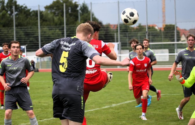 Marc Schuster (Nummer fünf) köpft für die SGM Hohenhaslach/Freudental zum zwischenzeitlichen 1:2 gegen Löchgau II ein, doch zum Weiterkommen hätte es ein Remis gebraucht. <span class='image-autor'>Fotos: Küppers</span>