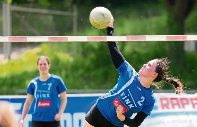 Die beiden Angreiferinnen Marie-Therese Rothmaier (rechts) und Eva Grözinger haben die Vaihinger Faustballerinnen gestern zu einem Sieg und einer Niederlage geführt. Foto: Küppers