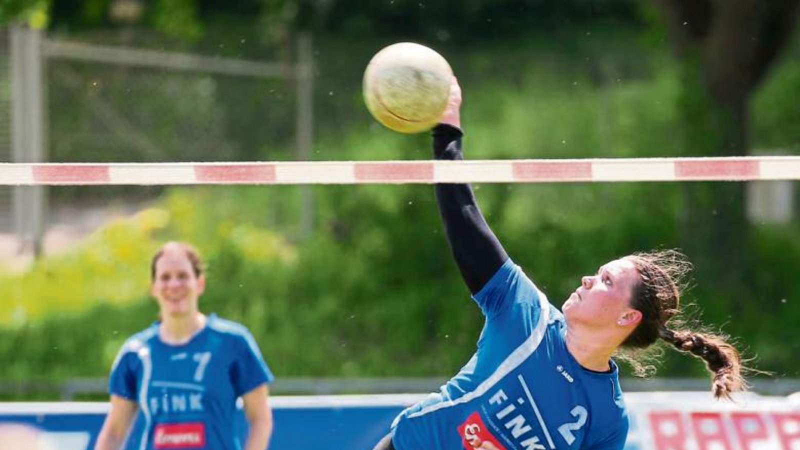Die beiden Angreiferinnen Marie-Therese Rothmaier (rechts) und Eva Grözinger haben die Vaihinger Faustballerinnen gestern zu einem Sieg und einer Niederlage geführt. Foto: Küppers Die beiden Angreiferinnen Marie-Therese Rothmaier (rechts) und Eva Grözinger haben die Vaihinger Faustballerinnen gestern zu einem Sieg und einer Niederlage geführt. Foto: Küppers