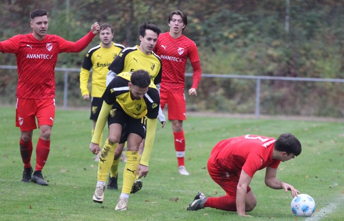 Viel Kampf und ein spektakuläres Spiel liefern sich der TSV Ensingen (Gelbe Trikots) und der SV Horrheim.