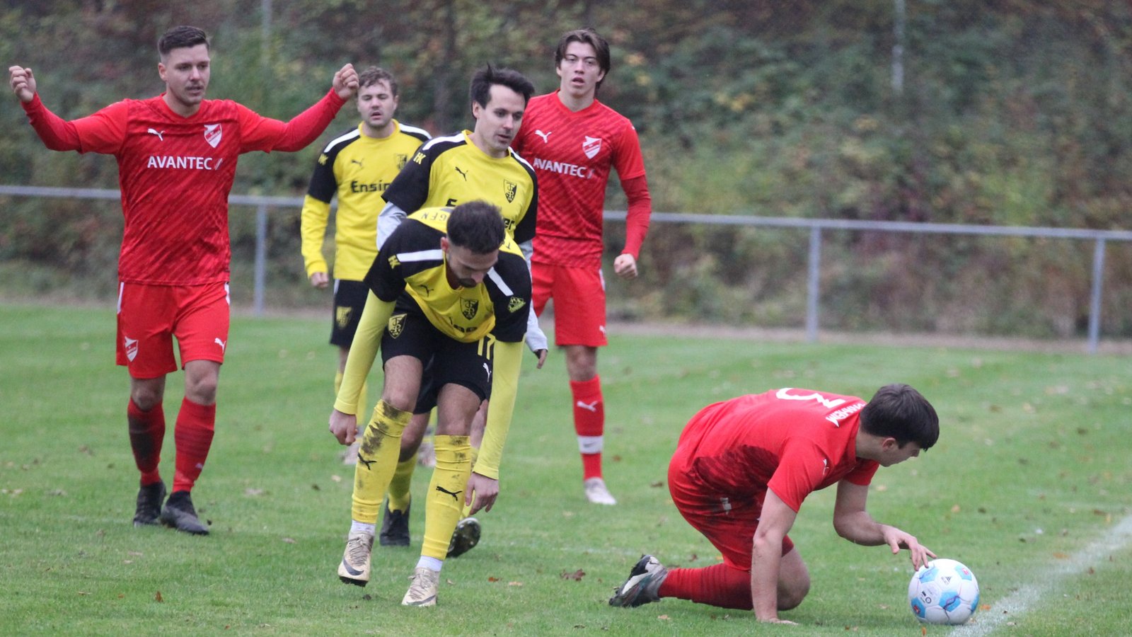 Viel Kampf und ein spektakuläres Spiel liefern sich der TSV Ensingen (Gelbe Trikots) und der SV Horrheim.