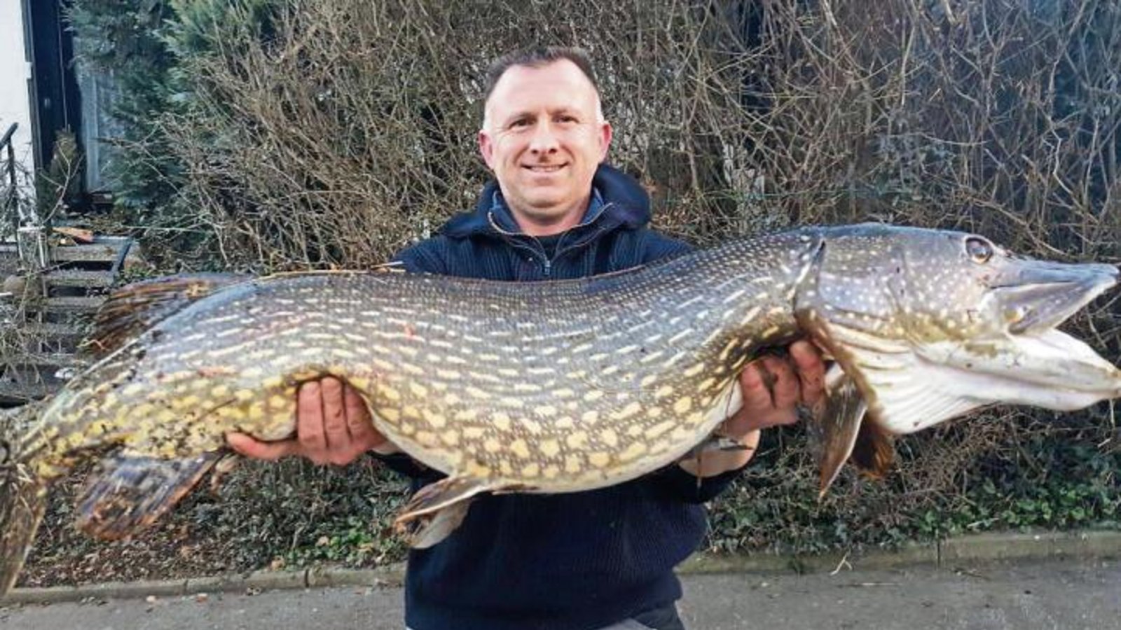Der Vaihinger Angler Sascha Schickart mit seiner Hechtdame Kleopatra aus der Enz. Foto: p Der Vaihinger Angler Sascha Schickart mit seiner Hechtdame Kleopatra aus der Enz. Foto: p