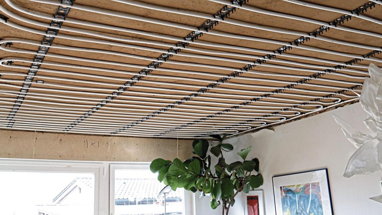Verkehrte Welt: Ganz normale Leitungen einer Fußbodenheizung laufen bei Krügers an der Decke entlang. Fotos: Rücker Verkehrte Welt: Ganz normale Leitungen einer Fußbodenheizung laufen bei Krügers an der Decke entlang. Fotos: Rücker
