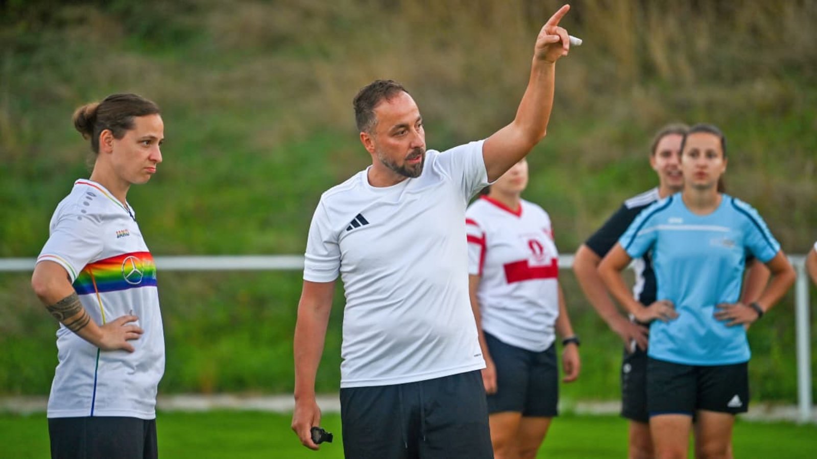 Der neue SGM-Trainer Mete Duman gibt seinen Spielerinnen während einer Trainingseinheit Anweisungen.Markus Brändli