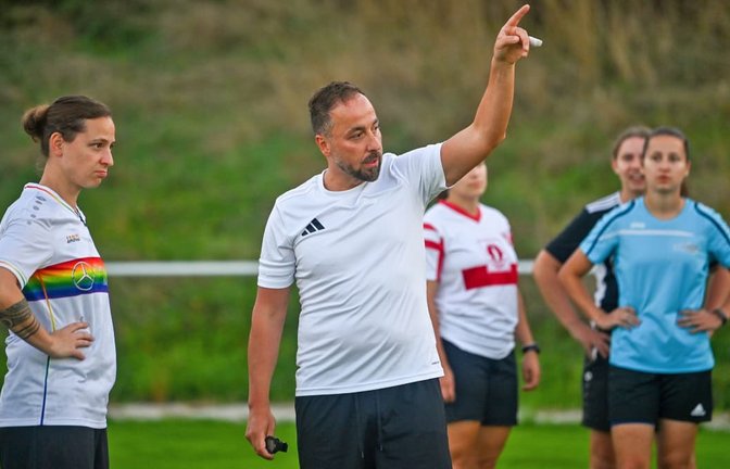 Der neue SGM-Trainer Mete Duman gibt seinen Spielerinnen während einer Trainingseinheit Anweisungen.<span class='image-autor'>Markus Brändli</span>