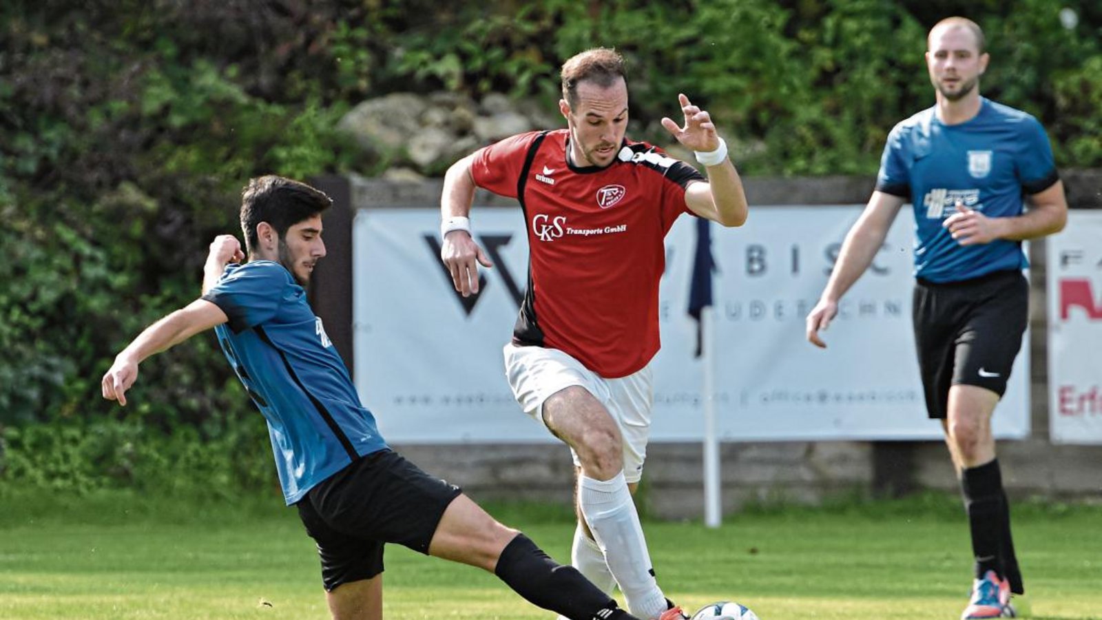 Aurichs Philipp Braun (Mitte) versucht, den Ball gegen Mircea Schipor zu behaupten. Am Ende gewinnt der VfB mit 4:1. Foto: Leitner Aurichs Philipp Braun (Mitte) versucht, den Ball gegen Mircea Schipor zu behaupten. Am Ende gewinnt der VfB mit 4:1. Foto: Leitner