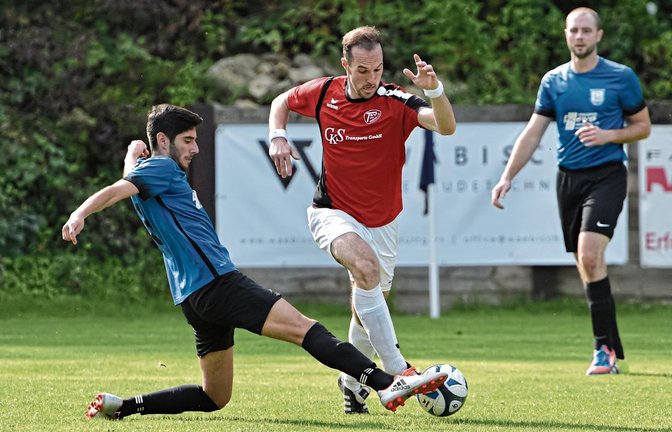 Aurichs Philipp Braun (Mitte) versucht, den Ball gegen Mircea Schipor zu behaupten. Am Ende gewinnt der VfB mit 4:1. Foto: Leitner
