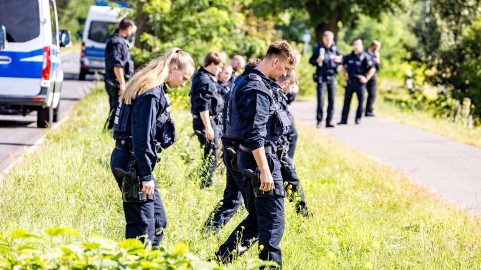 Nach dem Anschlag auf das Umspannwerk in Turnow-Preilack bei Jänschwalde haben Polizisten nach Spuren gesucht, die Hinweise auf die Täter geben könnten.Frank Hammerschmidt/dpa Nach dem Anschlag auf das Umspannwerk in Turnow-Preilack bei Jänschwalde haben Polizisten nach Spuren gesucht, die Hinweise auf die Täter geben könnten.Frank Hammerschmidt/dpa