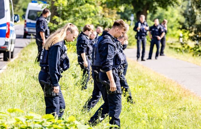 Nach dem Anschlag auf das Umspannwerk in Turnow-Preilack bei Jänschwalde haben Polizisten nach Spuren gesucht, die Hinweise auf die Täter geben könnten.<span class='image-autor'>Frank Hammerschmidt/dpa</span>
