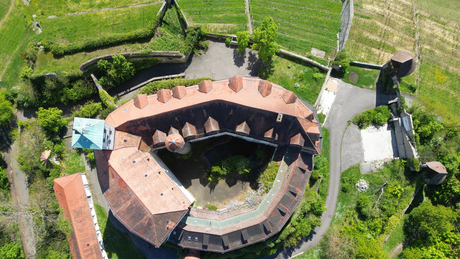 Seit Jahren schlummert das Schloss auf dem Kaltenstein. Der Investor macht erneut Hoffnung auf einen baldigen Baubeginn. Archivfoto: VKZ/Küppers Seit Jahren schlummert das Schloss auf dem Kaltenstein. Der Investor macht erneut Hoffnung auf einen baldigen Baubeginn. Archivfoto: VKZ/Küppers
