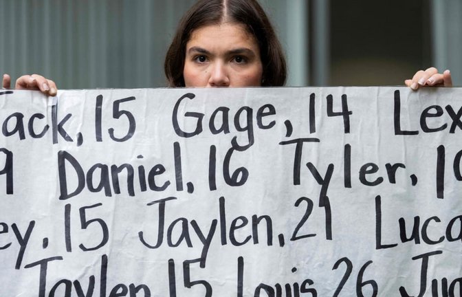 Auf dem Banner stehen die Namen von 400 Kindern und Jugendlichen, für deren Tod Facebook und Co verantwortlich sein sollen.<span class='image-autor'>GODOFREDO A. VASQUEZ/afp</span>