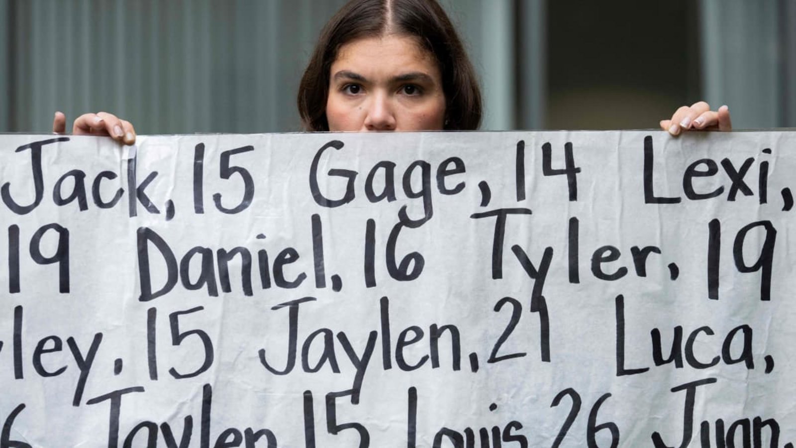 Auf dem Banner stehen die Namen von 400 Kindern und Jugendlichen, für deren Tod Facebook und Co verantwortlich sein sollen.GODOFREDO A. VASQUEZ/afp