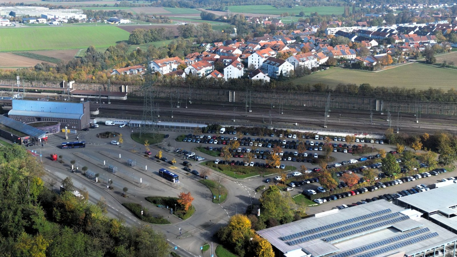 Nicht in, sondern an der Stadt gelegen: der Bahnhof Vaihingen.  Archivfoto: Küppers/VKZ