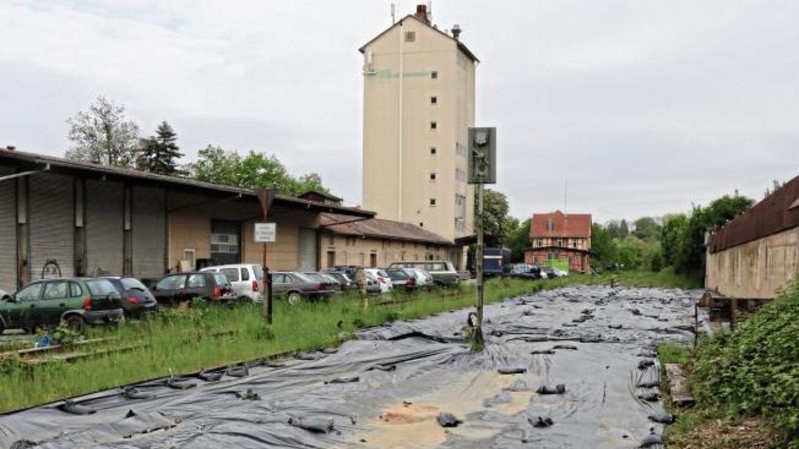 Nein, es ist kein Spargelanbau und keine Aktion von Christo: Die schwarzen Folien an und auf der alten WEG-Trasse in Vaihingen sollen die Eidechsen vergrämen und den Weg für die Radbahn frei machen. Foto: Bögel Nein, es ist kein Spargelanbau und keine Aktion von Christo: Die schwarzen Folien an und auf der alten WEG-Trasse in Vaihingen sollen die Eidechsen vergrämen und den Weg für die Radbahn frei machen. Foto: Bögel