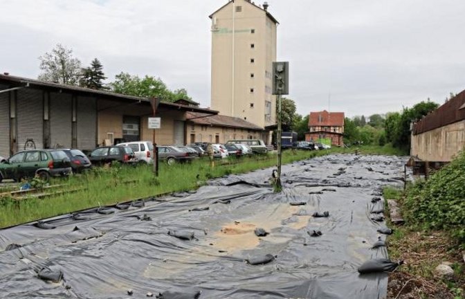 Nein, es ist kein Spargelanbau und keine Aktion von Christo: Die schwarzen Folien an und auf der alten WEG-Trasse in Vaihingen sollen die Eidechsen vergrämen und den Weg für die Radbahn frei machen. Foto: Bögel