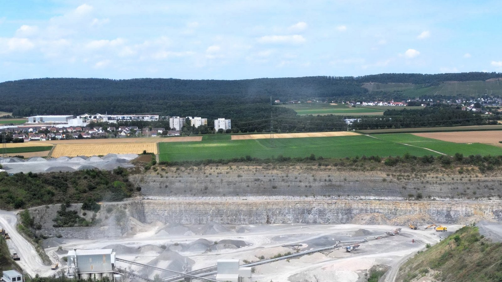 Im nordwestlichen Teil des Illinger Steinbruchs soll der Abbau zukünftig in der Tiefe weitergehen.  Foto: Küppers