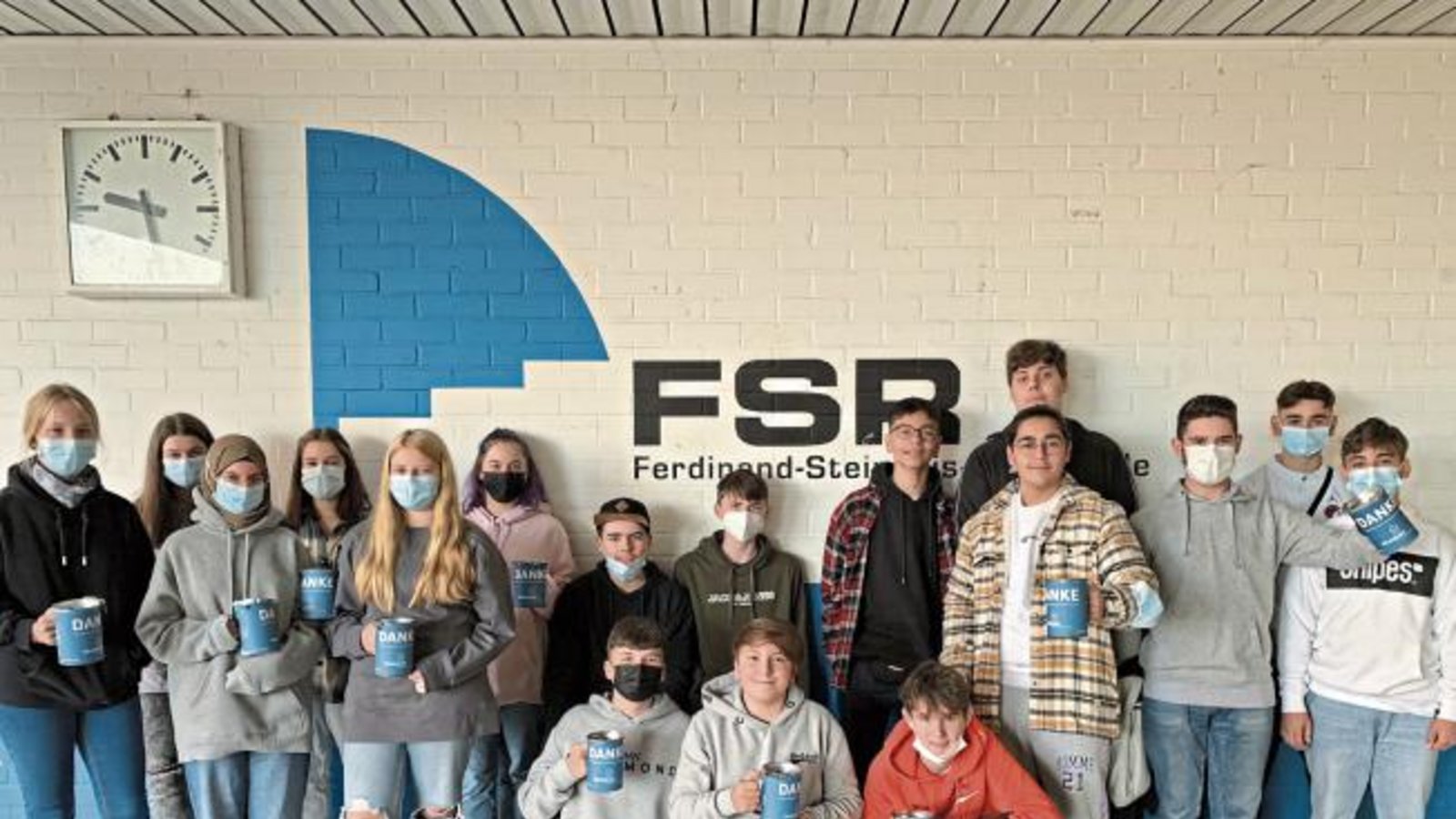 In den kommenden zwei Wochen sind engagierte Schülerinnen und Schüler der Ferdinand-Steinbeis-Realschule aus der Klasse 9a in der Stadt Vaihingen unterwegs und hoffen bei der Straßensammlung der Kriegsgräberfürsorge auf ein gutes Sammelergebnis. Mit sechs bis zehn Euro kann ein Grab auf 800 Kriegsgräberstätten mit über 2,7 Millionen Gefallenen in 46 Staaten gepflegt werden. Foto: Schneider