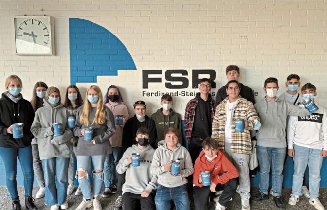 In den kommenden zwei Wochen sind engagierte Schülerinnen und Schüler der Ferdinand-Steinbeis-Realschule aus der Klasse 9a in der Stadt Vaihingen unterwegs und hoffen bei der Straßensammlung der Kriegsgräberfürsorge auf ein gutes Sammelergebnis. Mit sechs bis zehn Euro kann ein Grab auf 800 Kriegsgräberstätten mit über 2,7 Millionen Gefallenen in 46 Staaten gepflegt werden. Foto: Schneider