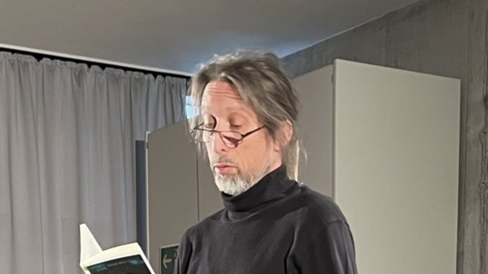 Reiner Rudloff liest vor.  Foto: Glemser