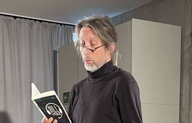 Reiner Rudloff liest vor.  Foto: Glemser