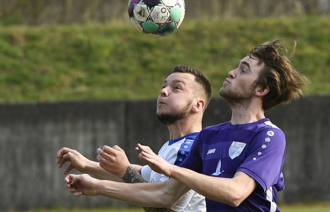 Der SV Illingen (links Davide Tasselli) trägt die Bürde, am Sonntag beim TSV Bönnigheim Punkte mitnehmen zu müssen. <span class='image-autor'>Foto: Leitner</span>