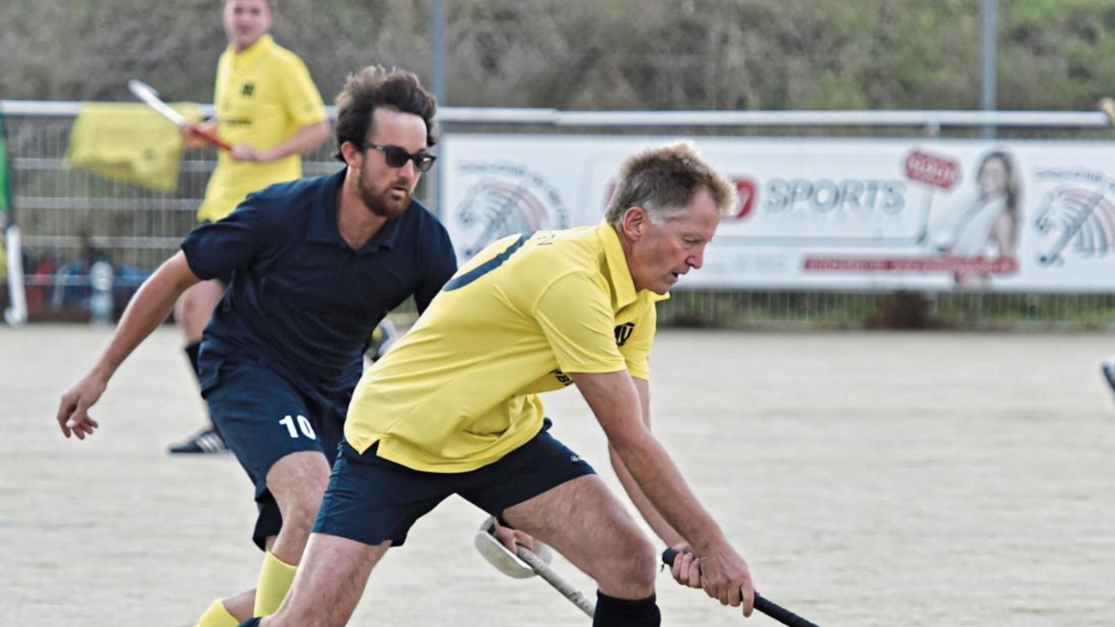 Mit Jan-Michael Zeeb (links) und einer vollen Bank will die Hockey-Spielgemeinschaft zwischen Vaihingen und Ludwigsburg gewinnen. Foto: Leitner Mit Jan-Michael Zeeb (links) und einer vollen Bank will die Hockey-Spielgemeinschaft zwischen Vaihingen und Ludwigsburg gewinnen. Foto: Leitner