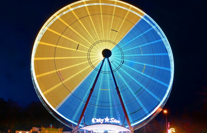 Auch das Riesenrad in Ludwigsburg erstrahlt angesichts der russischen Invasion aus Solidarität in den ukrainischen Nationalfarben Blau und Gelb.  <span class='image-autor'>Foto: Kuhnle</span>