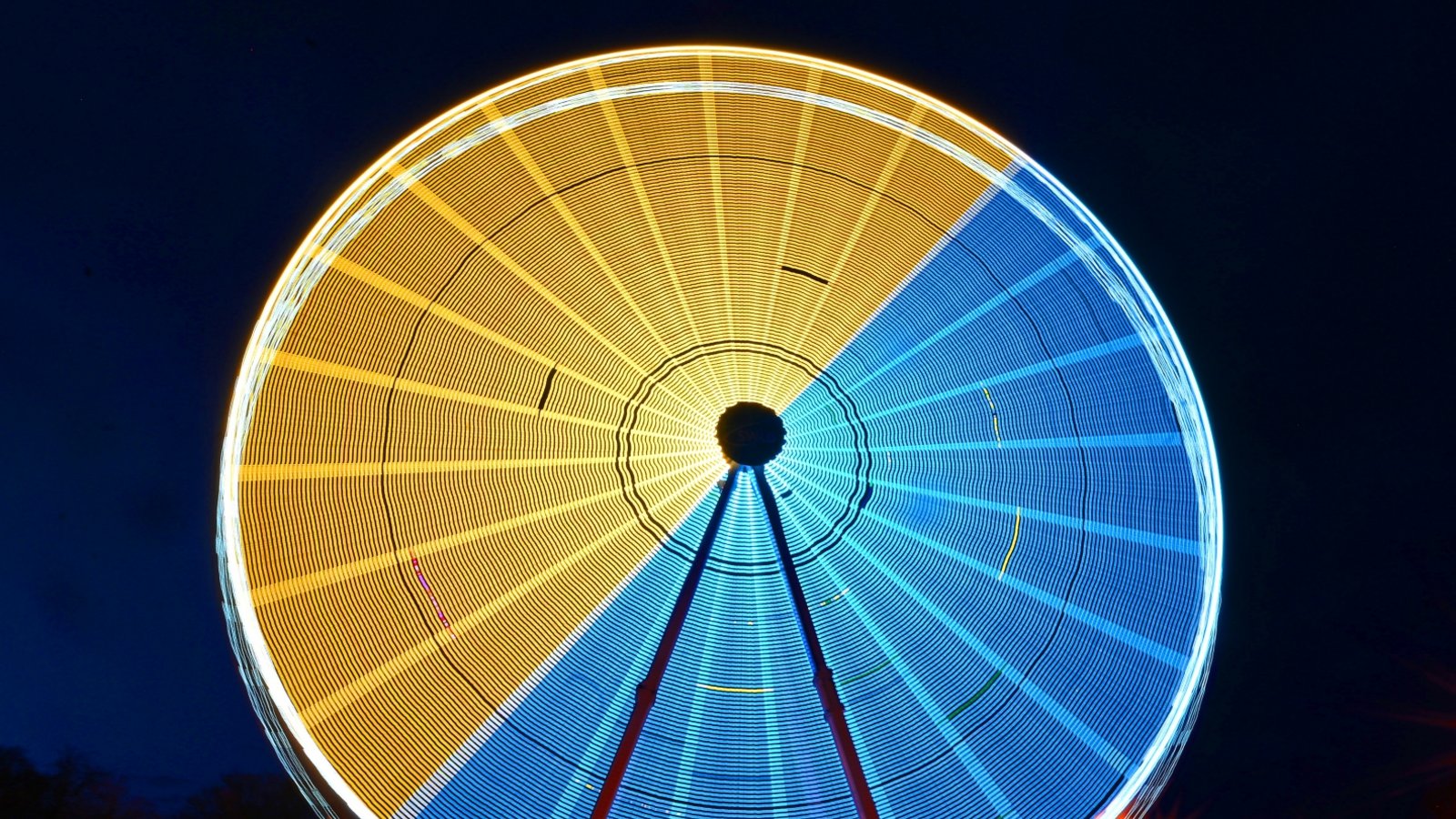 Auch das Riesenrad in Ludwigsburg erstrahlt angesichts der russischen Invasion aus Solidarität in den ukrainischen Nationalfarben Blau und Gelb. Foto: Kuhnle Auch das Riesenrad in Ludwigsburg erstrahlt angesichts der russischen Invasion aus Solidarität in den ukrainischen Nationalfarben Blau und Gelb. Foto: Kuhnle
