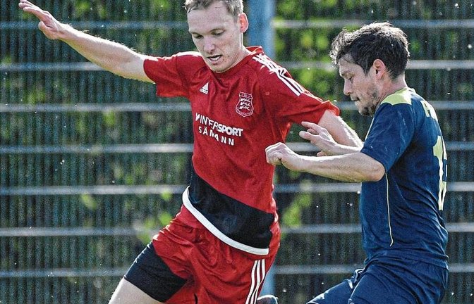 Beim Enzkreis-Derby in Lomersheim behauptet Großglattbachs Heiko Neu (links) den Ball gegen Flavio Knapp von der Phönix-Reserve und gewinnt mit seinem Team klar mit 4:0. Foto: Leitner