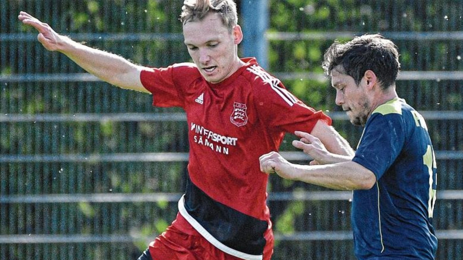 Beim Enzkreis-Derby in Lomersheim behauptet Großglattbachs Heiko Neu (links) den Ball gegen Flavio Knapp von der Phönix-Reserve und gewinnt mit seinem Team klar mit 4:0. Foto: Leitner Beim Enzkreis-Derby in Lomersheim behauptet Großglattbachs Heiko Neu (links) den Ball gegen Flavio Knapp von der Phönix-Reserve und gewinnt mit seinem Team klar mit 4:0. Foto: Leitner