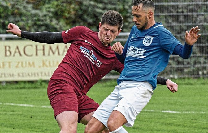 Endlich wieder Fußball! Enzweihingens Felix Frommer (links) und VfB-Trainer Sven Adamovic kämpfen um den Ball. Foto: Leitner