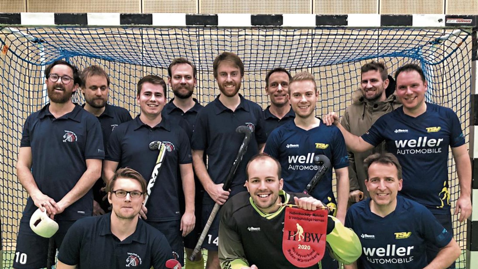 Die SG Vaihingen/Ludwigsburg ist Meister der 5. Verbandsliga. Darüber freuen sich (stehend von links): Jan-Michael Zeeb, Reinhard Bronner, Philipp Gerstung, Marlin Stercken, Jakob Brandauer, Sven König, Steffen Eger, Sven Wiesebrock und Daniel Sugg sowie (kniend von links): David Maczynski, Daniel Löpsinger und Matthias Hallmann. Nicht auf dem Bild sind Sven Hartmann, Matthias Späth, Elias Gansert, Pierre Schöttle und Swen Moll. Foto: privat Die SG Vaihingen/Ludwigsburg ist Meister der 5. Verbandsliga. Darüber freuen sich (stehend von links): Jan-Michael Zeeb, Reinhard Bronner, Philipp Gerstung, Marlin Stercken, Jakob Brandauer, Sven König, Steffen Eger, Sven Wiesebrock und Daniel Sugg sowie (kniend von links): David Maczynski, Daniel Löpsinger und Matthias Hallmann. Nicht auf dem Bild sind Sven Hartmann, Matthias Späth, Elias Gansert, Pierre Schöttle und Swen Moll. Foto: privat