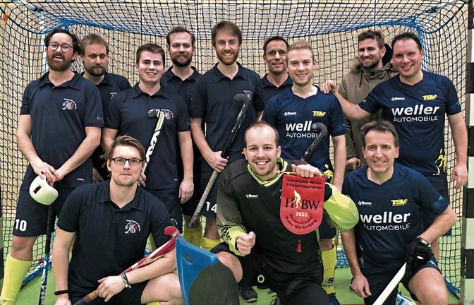 Die SG Vaihingen/Ludwigsburg ist Meister der 5. Verbandsliga. Darüber freuen sich (stehend von links): Jan-Michael Zeeb, Reinhard Bronner, Philipp Gerstung, Marlin Stercken, Jakob Brandauer, Sven König, Steffen Eger, Sven Wiesebrock und Daniel Sugg sowie (kniend von links): David Maczynski, Daniel Löpsinger und Matthias Hallmann. Nicht auf dem Bild sind Sven Hartmann, Matthias Späth, Elias Gansert, Pierre Schöttle und Swen Moll. Foto: privat