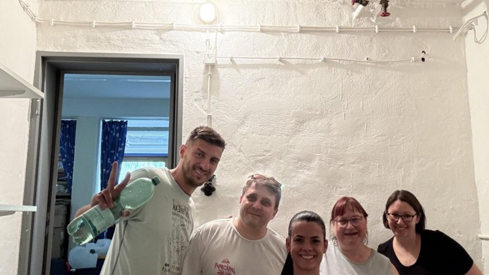 Gemeinsam wird’s angepackt: Eltern und Erzieherinnen bei der Renovierung. Foto: p Gemeinsam wird’s angepackt: Eltern und Erzieherinnen bei der Renovierung. Foto: p