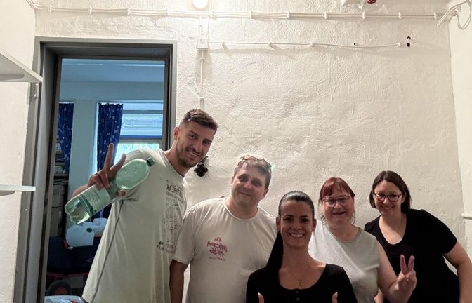 Gemeinsam wird’s angepackt: Eltern und Erzieherinnen bei der Renovierung. Foto: p
