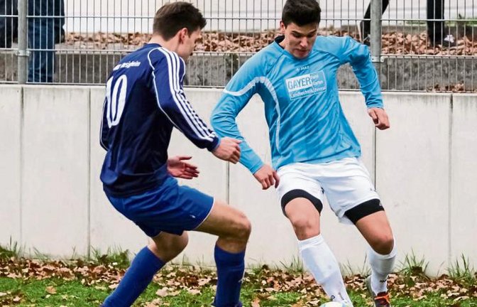 Kaum ein Vorbeikommen ist an Samuel Grözinger (rechts). Foto: Simecek
