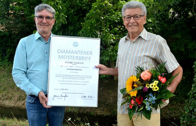 Bürgermeister Armin Pioch (links) und Bernd Scheytt mit dem Diamantenen Meisterbrief.  <span class='image-autor'>Foto: Stahlfeld</span>