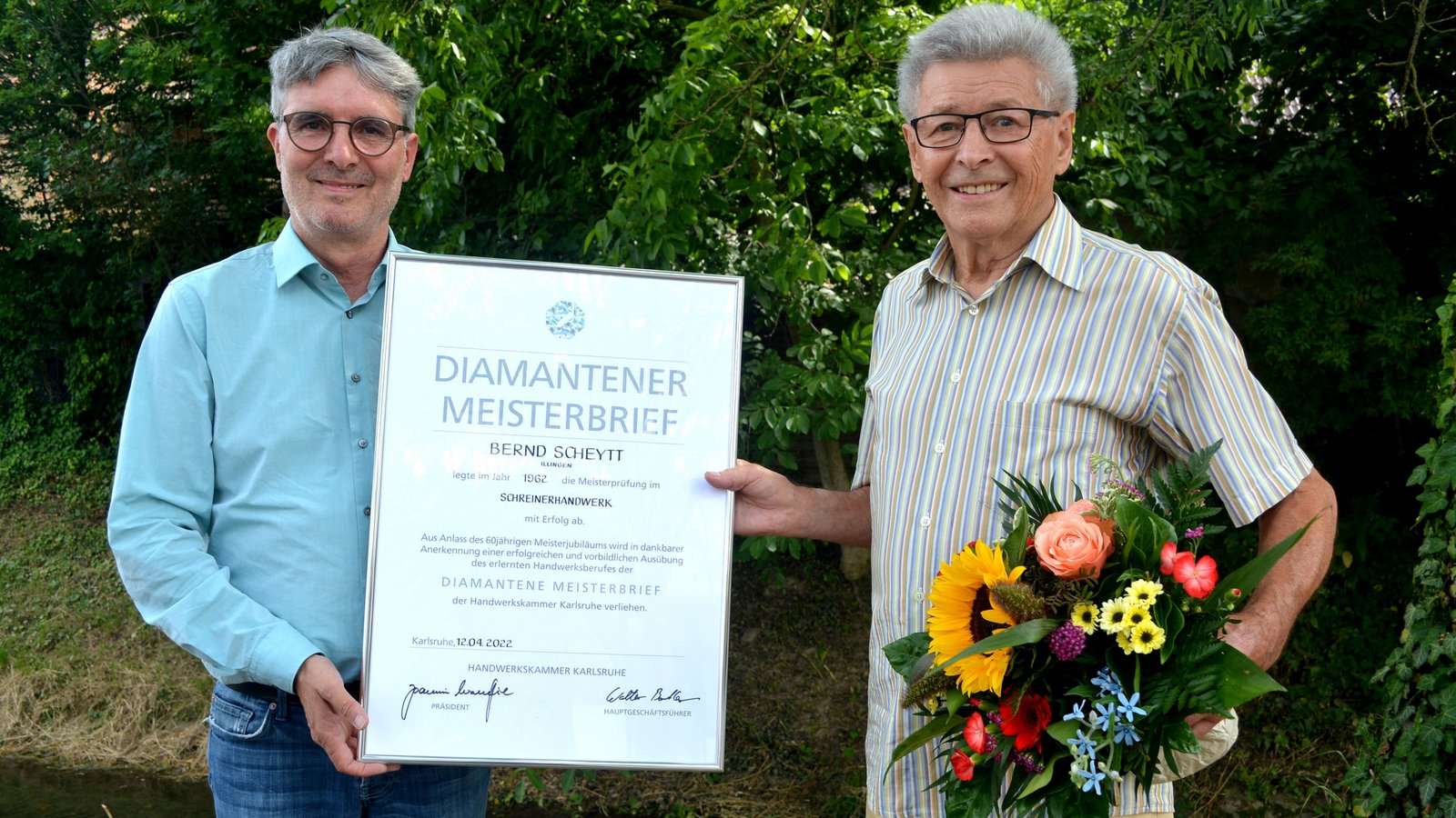 Bürgermeister Armin Pioch (links) und Bernd Scheytt mit dem Diamantenen Meisterbrief.  Foto: Stahlfeld