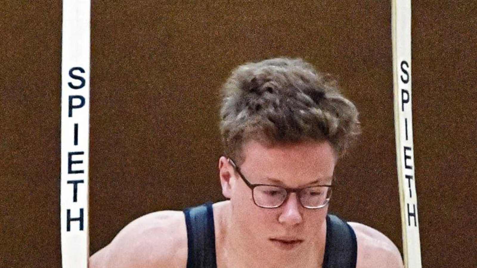 Timo Kögele verletzte sich beim Sturz beim Abgang an den Ringen an seinem bereits lädierten Sprunggelenk, so dass er die nächsten beiden Geräte aussetzen musste. Foto: Archiv/Leitner Timo Kögele verletzte sich beim Sturz beim Abgang an den Ringen an seinem bereits lädierten Sprunggelenk, so dass er die nächsten beiden Geräte aussetzen musste. Foto: Archiv/Leitner