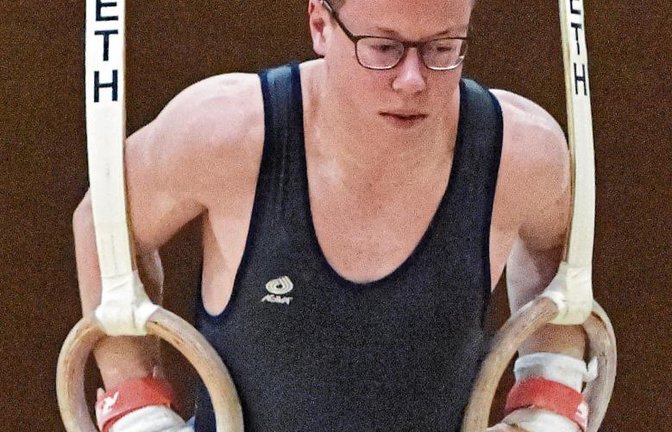 Timo Kögele verletzte sich beim Sturz beim Abgang an den Ringen an seinem bereits lädierten Sprunggelenk, so dass er die nächsten beiden Geräte aussetzen musste. Foto: Archiv/Leitner