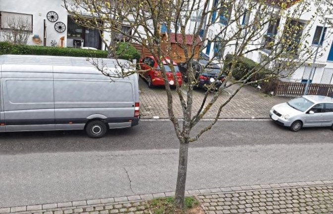 Nach nächtlichem Regen sei die Straße nur zur Hälfte nass, wie mit einem Lineal gezogen, schreibt Eva Schwenk-Fischer aus Enzweihingen zu ihrem Foto. Ob es sich um unterschiedliches Belagsmaterial handeln könne? Dies scheidet laut den Tiefbauern der Stadt