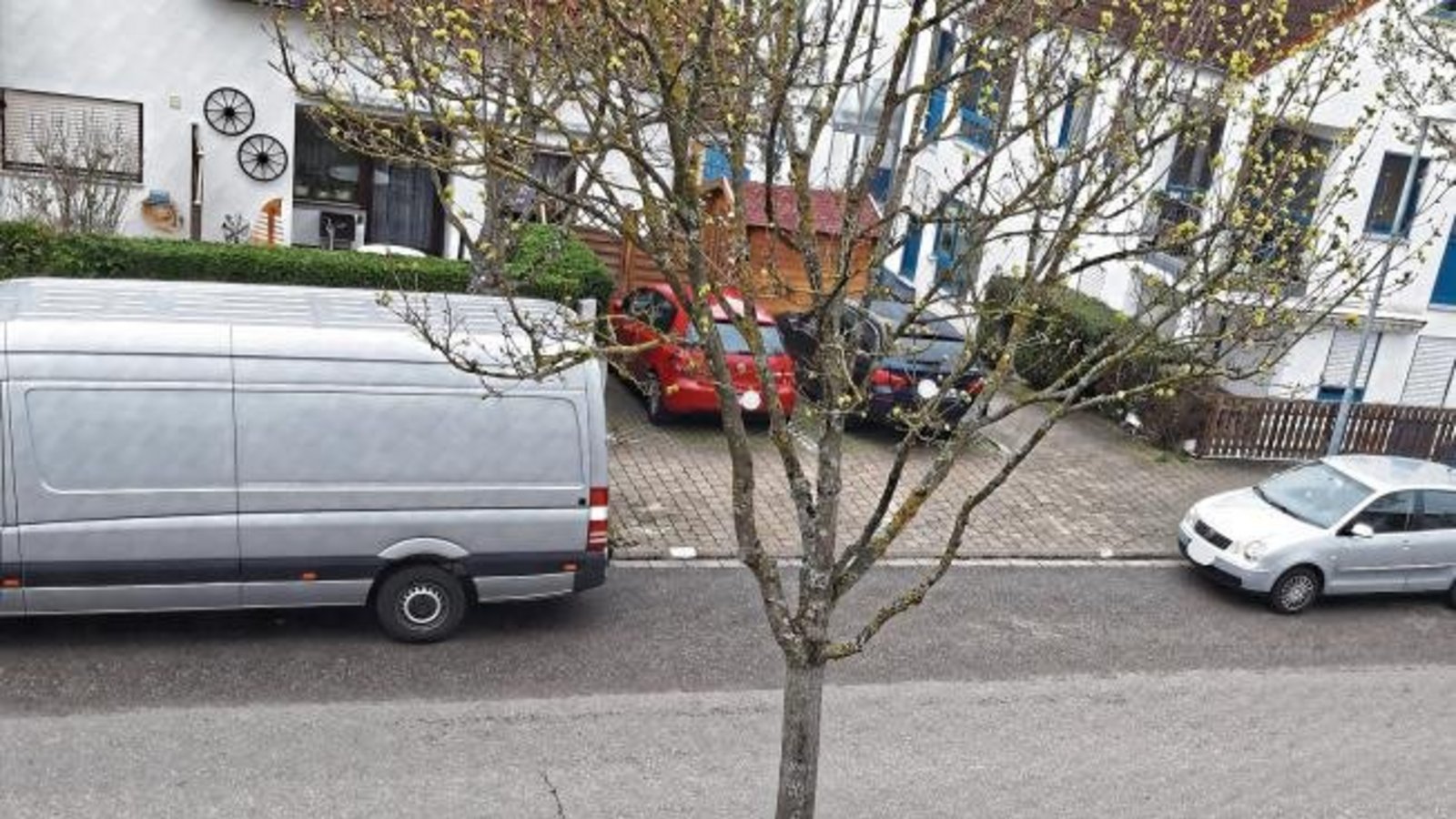Nach nächtlichem Regen sei die Straße nur zur Hälfte nass, wie mit einem Lineal gezogen, schreibt Eva Schwenk-Fischer aus Enzweihingen zu ihrem Foto. Ob es sich um unterschiedliches Belagsmaterial handeln könne? Dies scheidet laut den Tiefbauern der Stadt Nach nächtlichem Regen sei die Straße nur zur Hälfte nass, wie mit einem Lineal gezogen, schreibt Eva Schwenk-Fischer aus Enzweihingen zu ihrem Foto. Ob es sich um unterschiedliches Belagsmaterial handeln könne? Dies scheidet laut den Tiefbauern der Stadt