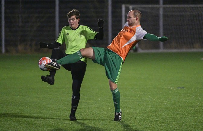 Iptingens Jonas Rapp (von rechts) macht sich richtig lang, um Flachts Luca Schmid ( den Ball wegzuspitzeln. Der Einsatz war aber fast vergebens. Der SVI verlor mit 0:3. Foto: Leitner<span class='image-autor'>Foto: Leitner</span>