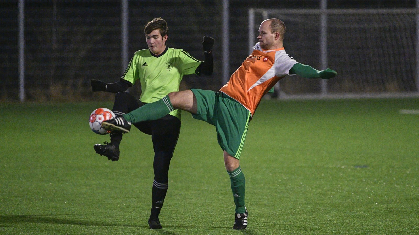Iptingens Jonas Rapp (von rechts) macht sich richtig lang, um Flachts Luca Schmid ( den Ball wegzuspitzeln. Der Einsatz war aber fast vergebens. Der SVI verlor mit 0:3. Foto: LeitnerFoto: Leitner Iptingens Jonas Rapp (von rechts) macht sich richtig lang, um Flachts Luca Schmid ( den Ball wegzuspitzeln. Der Einsatz war aber fast vergebens. Der SVI verlor mit 0:3. Foto: LeitnerFoto: Leitner